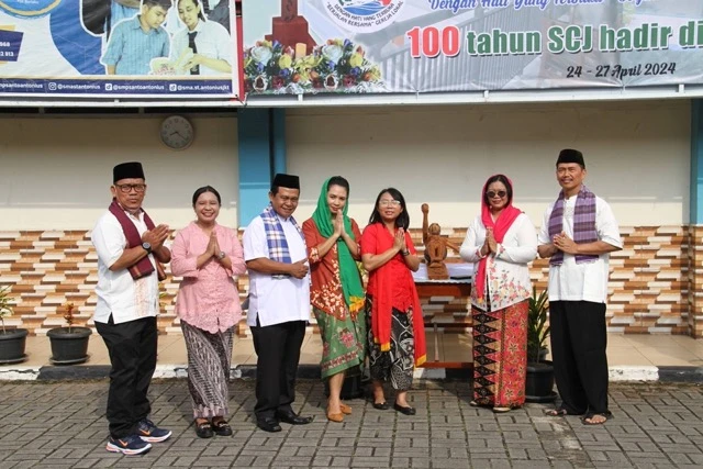 Sekolah Antonius Jakarta menyambutan Kirap Salib 100 th SCJ Berkarya di Indonesia
