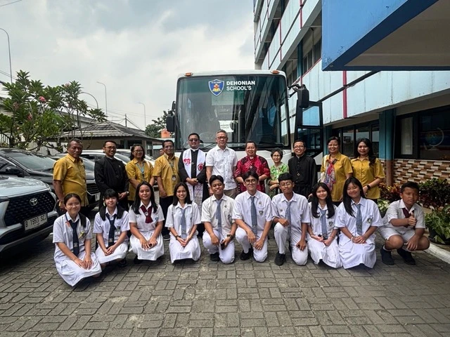 Serah terima Bus Sekolah Dehonian